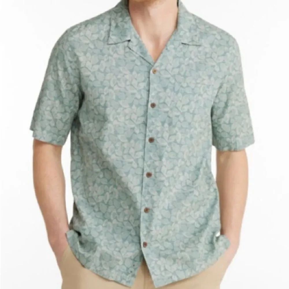 L.L. Bean Men's Tropics Shirt, Short-Sleeve Seashell Print Light Blue Cotton